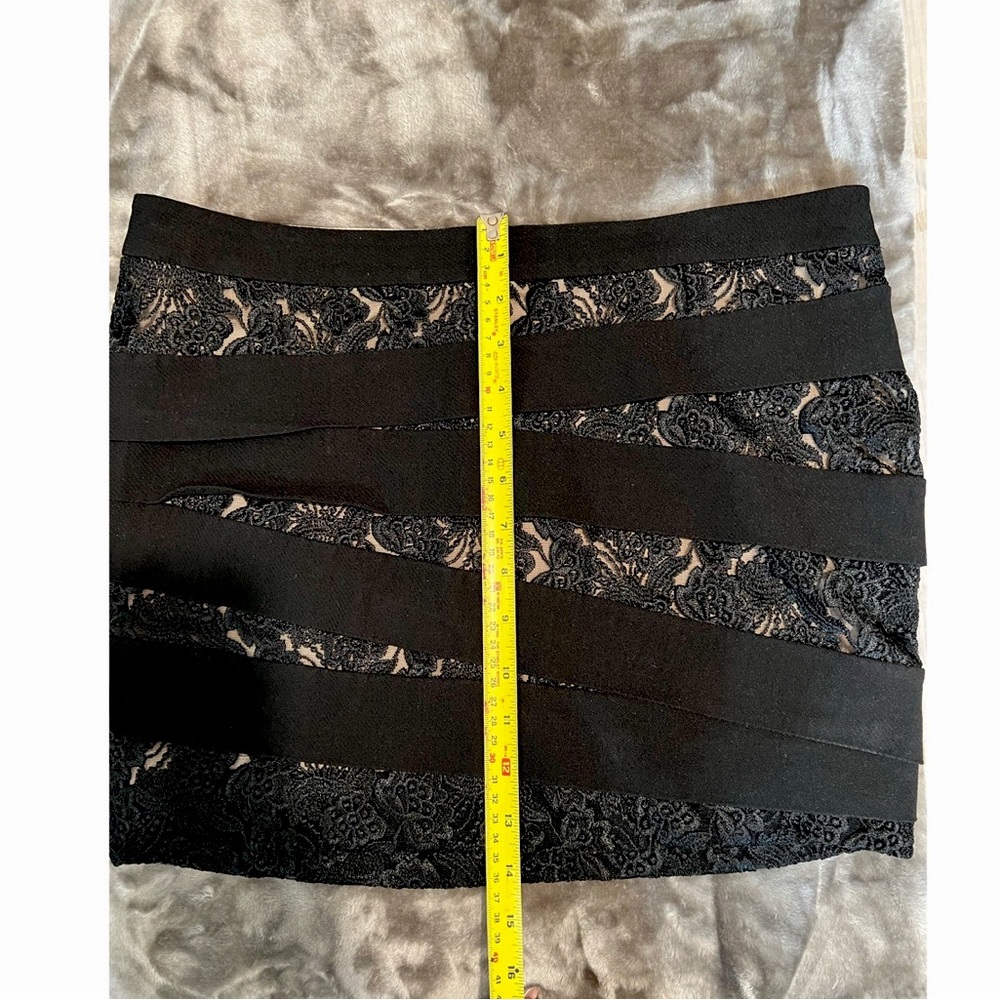 Bebe Floral Lace miniskirt Size 8 with a silk underlining